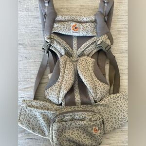 Ergobaby Omni 360 Cool Air Grey Leopard Print Carrier